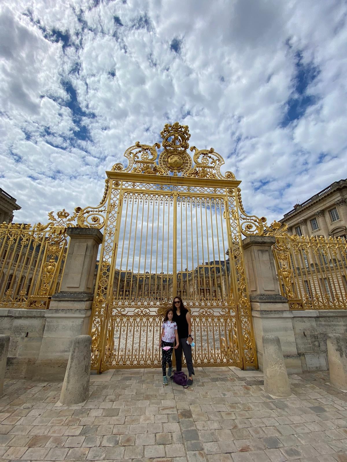 mom with her daughter in front of Paris architecture